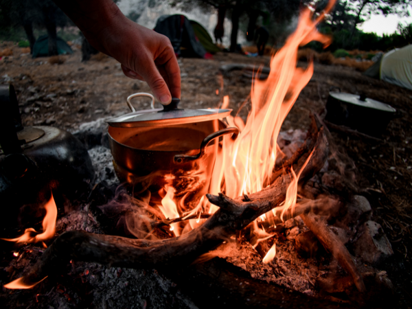 how a lid works to put out kitchen fires