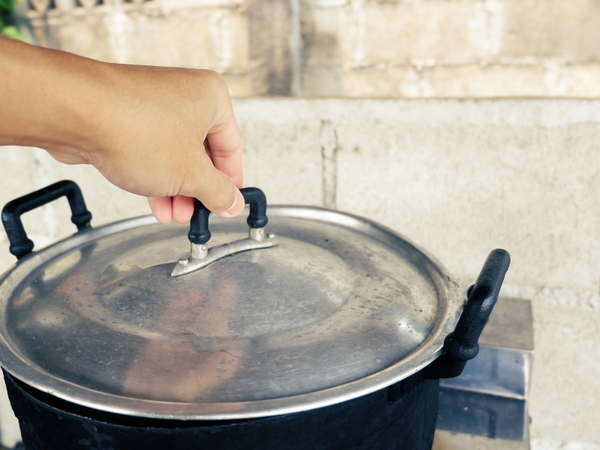 only use lids to put out small fires