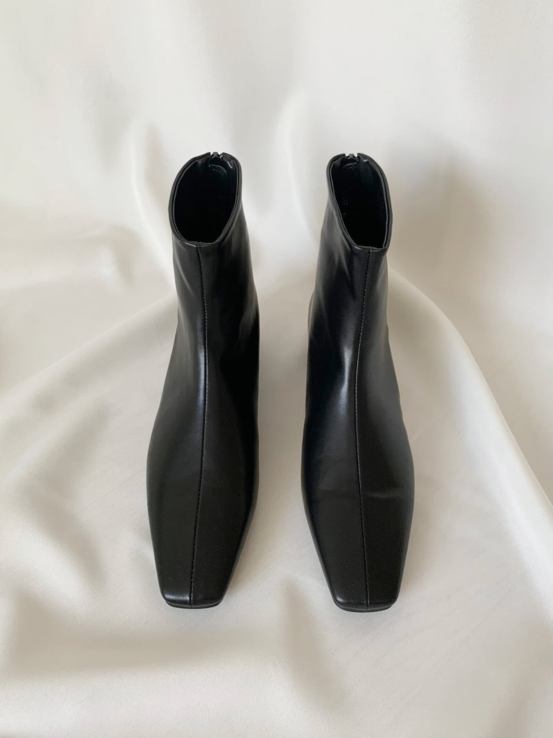 pointed toe flat boot