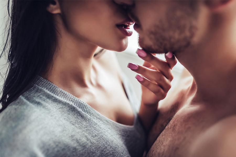 woman and man kissing, free erotic story