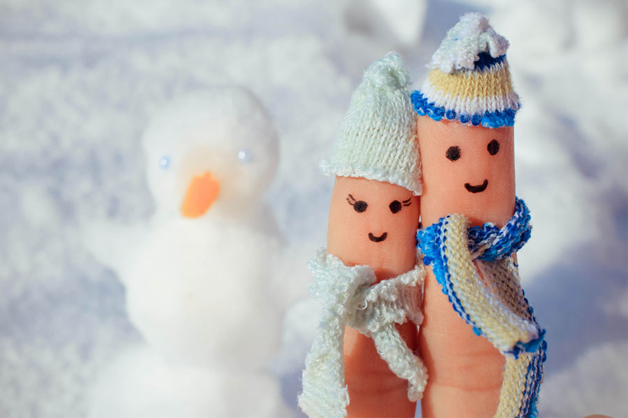 Finger Puppet heterosexual couple in snow with snowman