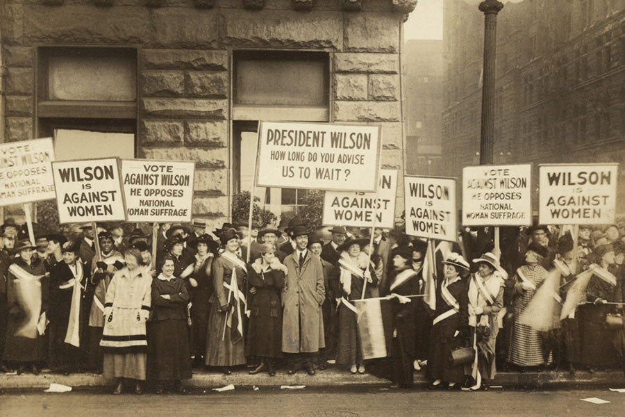 Women protesting 1918