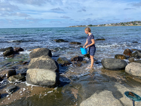 Marie Lenngren vid havet i Lilla havsbutiken