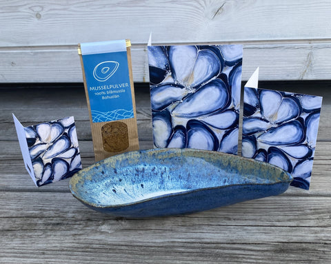 Keramikskål Blåmusslan, blåmusselpulver och vykort med blåmusslor