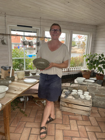 Sara Ekdahl keramiker med tvålfat i Lilla havsbutiken