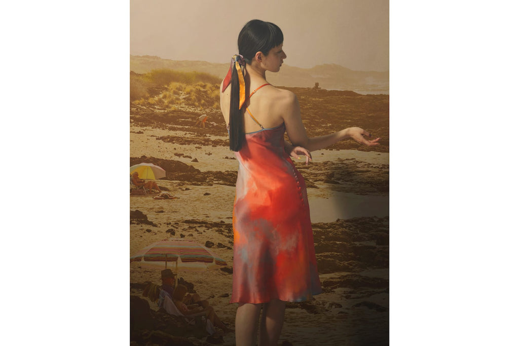 Foo Tokyoのウォーターカラーシルクドレスの着用画像