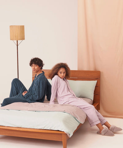 ベッド上の男女二人がFoo Tokyoのコットンパジャマ着ている