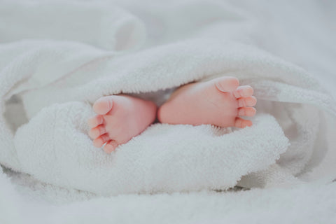 ベビー　タオルに包まれた赤ちゃんの足