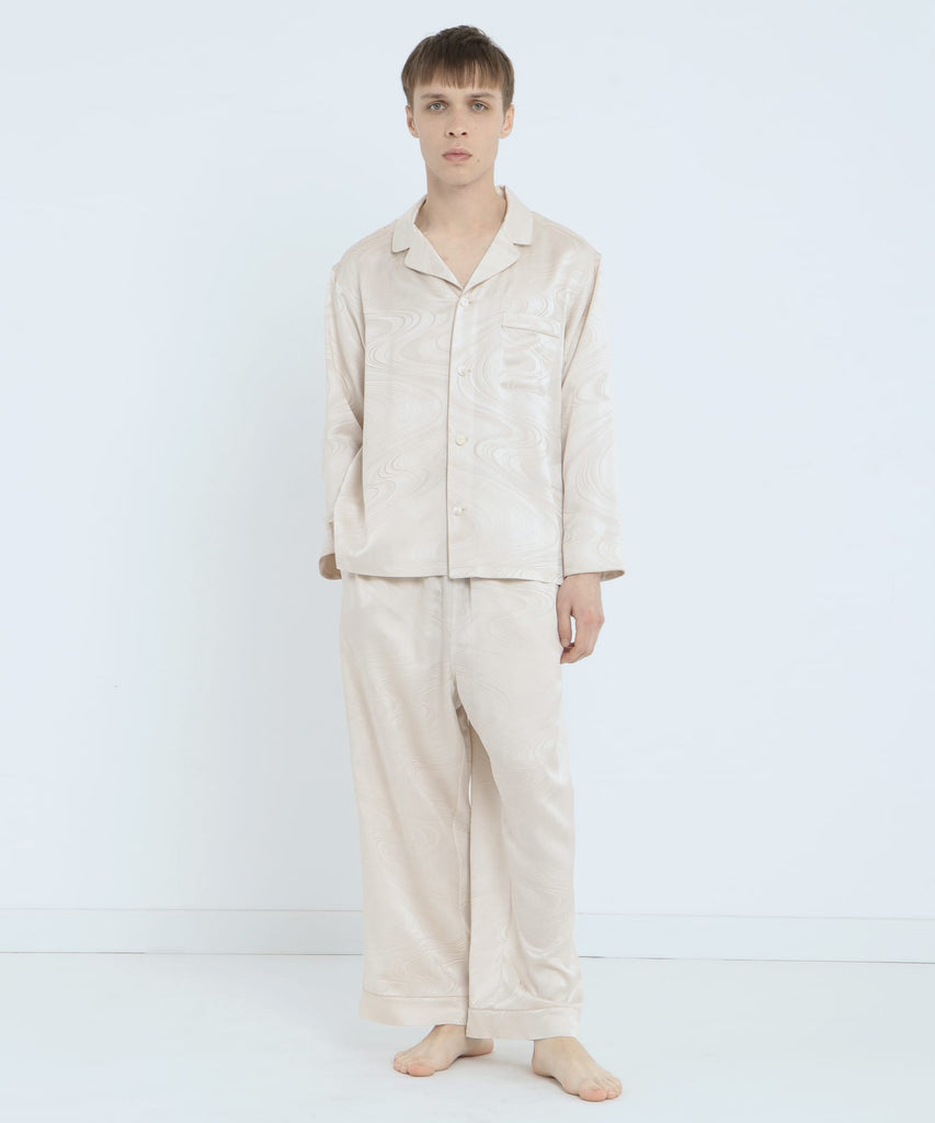 Foo Tokyoシルクパジャマ ウォーターパターンを着た男性