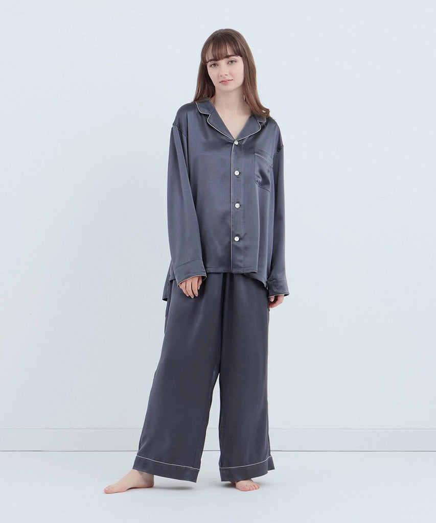 Foo Tokyoのシルクパジャマ チャコールグレーの女性着画