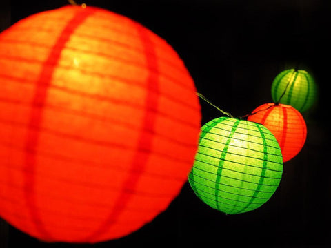 https://cdn.shopify.com/s/files/1/0275/5133/4459/products/christmas-holiday-paper-lantern-string-light-decoration-combo-red-green_46fe1017-2ab2-41ae-ba4b-10f5f7066b04_large.jpg?v=1616505776
