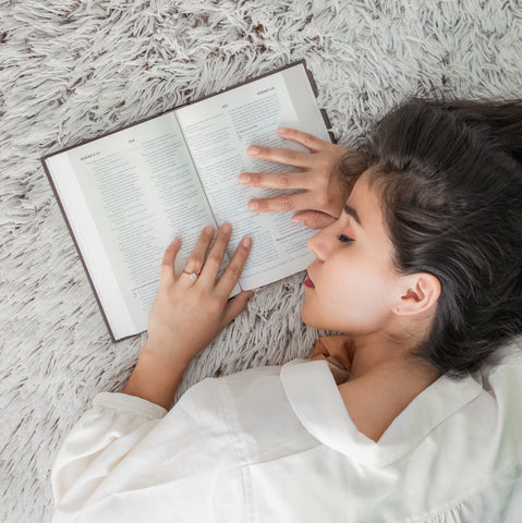 Een boek lezen in plaats van op je telefoon te zitten: de belangrijkste tips voor een gezonde slaap routine
