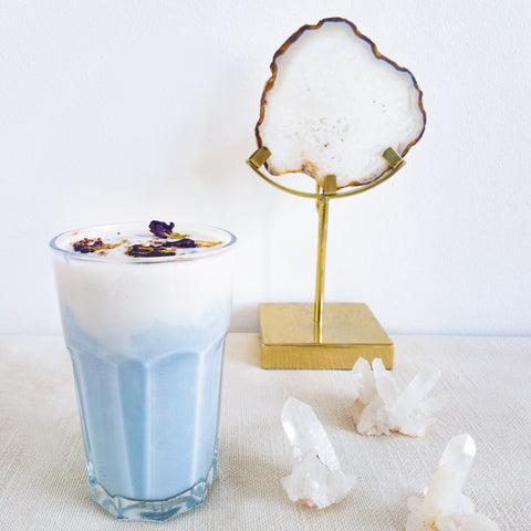 Adaptogene moon milk is een verwarmend, ontspannend drankje geinspireerd op Ayurveda