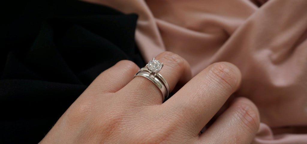 Lịch sử nhẫn đính hôn kim cương | Trang sức 101: Nhẫn đính hôn kim cương luôn là tượng trưng cho tình yêu và sự kết nối hai người yêu nhau. Tuy nhiên, bạn có biết rằng chiếc nhẫn cưới đầu tiên xuất hiện vào thời Ai Cập cổ đại và chỉ dành riêng cho phần bên nữ? Khám phá thêm về lịch sử và ý nghĩa của nhẫn đính hôn kim cương tại hình ảnh liên quan.