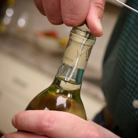 Comment ouvrir une bouteille de vin quand le bouchon est cassé ?