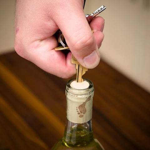 Ouvrir une bouteille de vin sans tire-bouchon