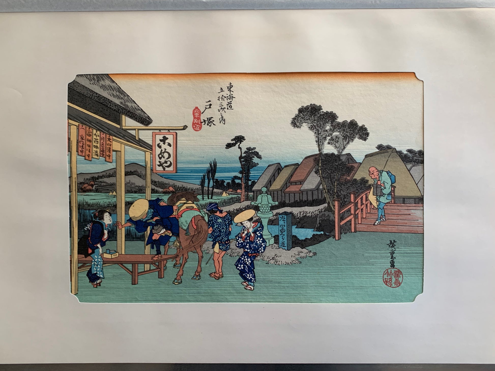 estampe japonaise de Hiroshige, Série Le Tokaido, Station Totsuka, un voyageur descend de son cheval, avec passe-partout d'origine
