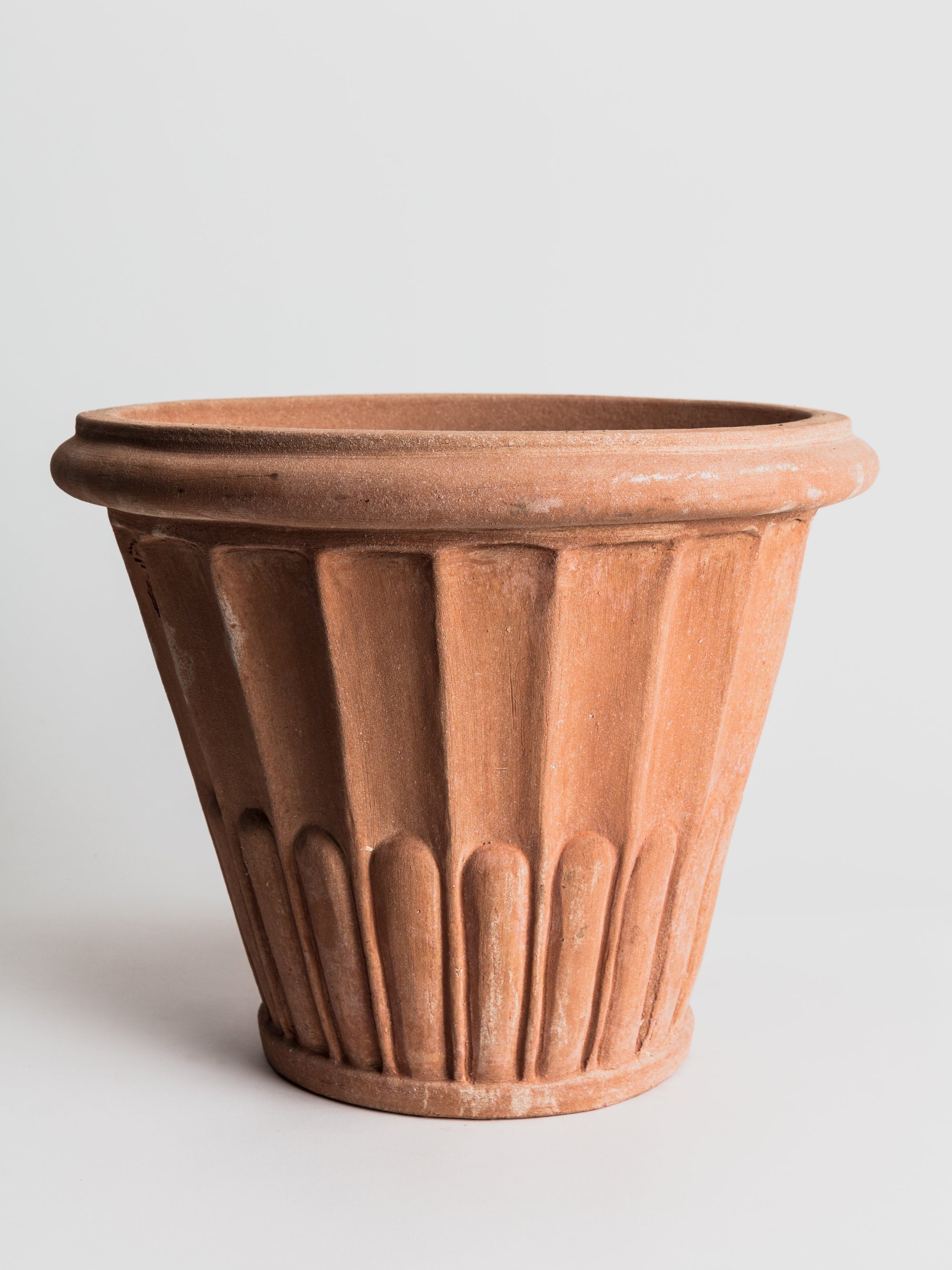 Vaso ornato da parete in terracotta a foglie di achantus - Recuperando