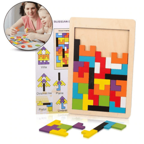 Homem resolvendo quebra-cabeça tetris lógico procurando local apropriado  para detalhes conceito de formação de construção jogo multicolorido de  madeira para crianças e adultos