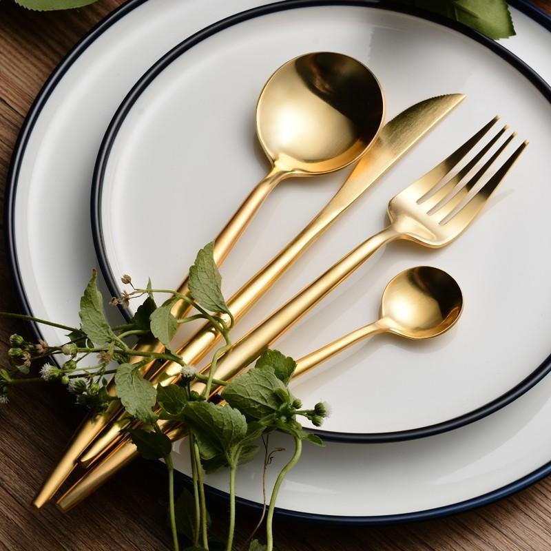 https://cdn.shopify.com/s/files/1/0275/7227/3287/products/Lia-Golden-Flatware-Set-flatware-Homeplistic-1606328203_1024x1024.jpg?v=1606328221