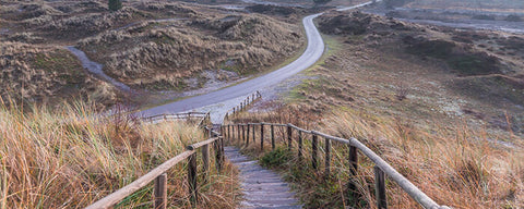 duinen met trap naar beneden