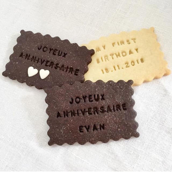 Biscuits personnalisés au chocolat avec un message d'anniversaire