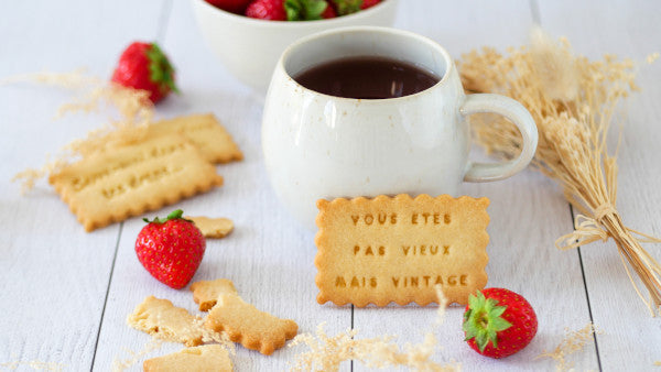 Message sur des biscuits personnalisés d'anniversaire faits par Le Petit Biscuit Français