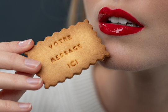 femme s'appretant à déguster un biscuit à message