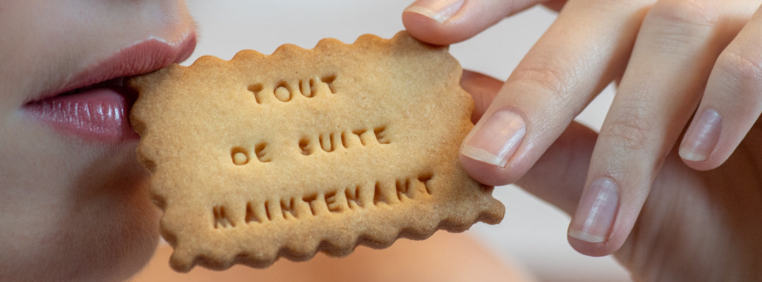 femme portant à sa bouche un biscuit personnalisé pour la nuit de noces