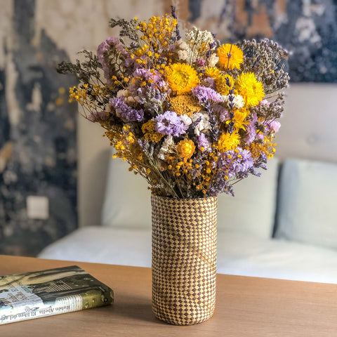 ramo de flores preservadas en tonos amarillos y morados