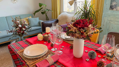 mesa de Navidad decorada con flores preservadas