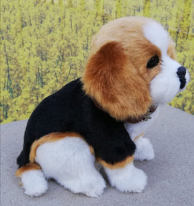 Hund Beagle aus Kunstfell mit braunem Halsband
