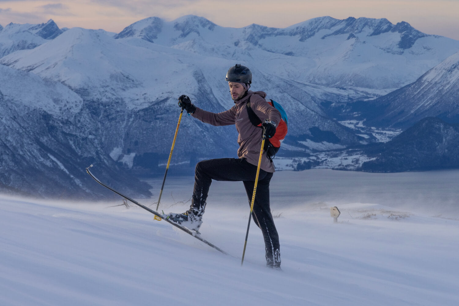 Kilian Jornet v off-season príprave vykonáva aktivitu skialpinizmus namiesto behu. Predchádza tak repetetívnemu zaťažovaniu tých istých svalových partií.