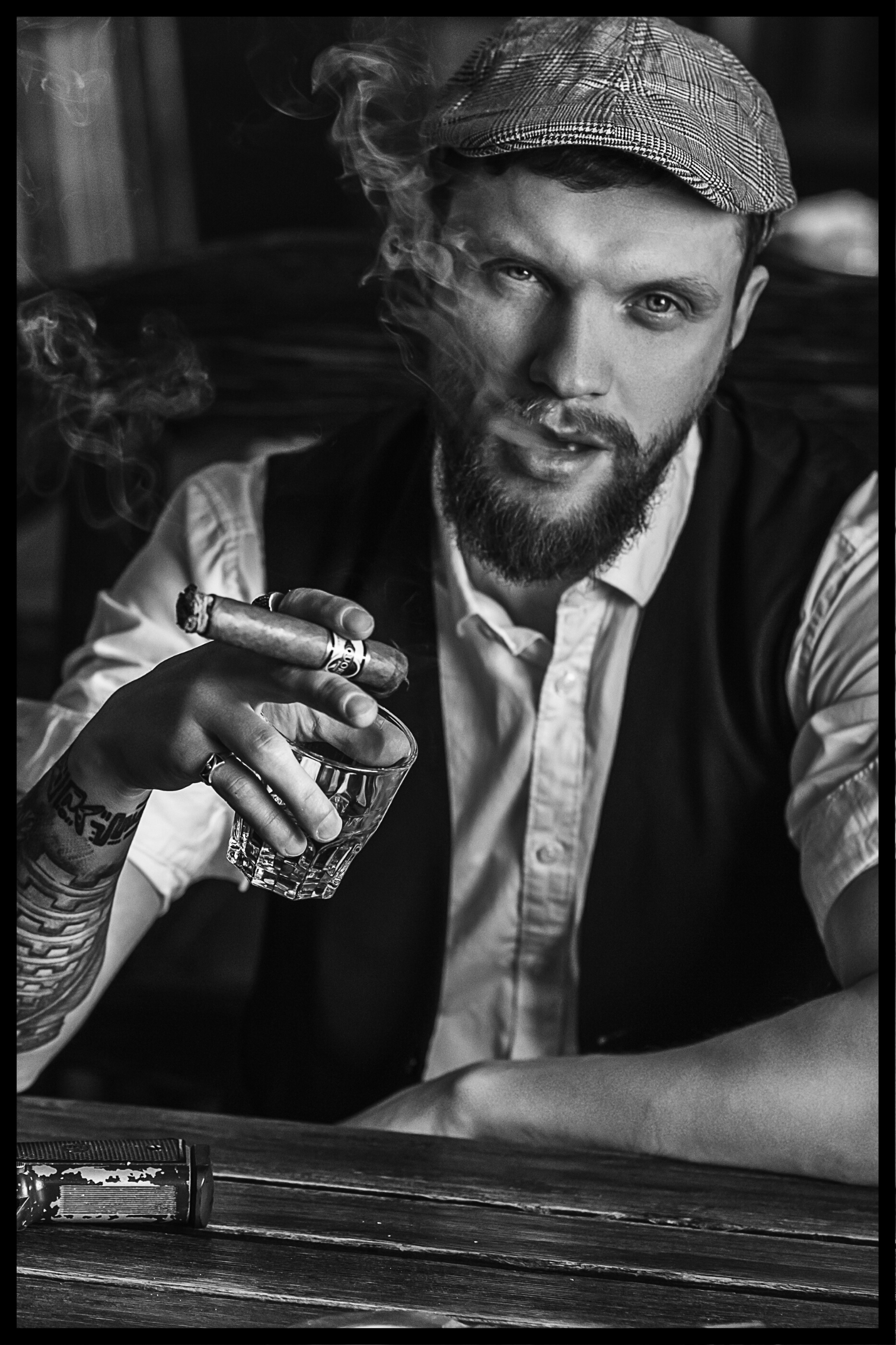 Billede af Mand ryger cigar plakat - 21x30 cm