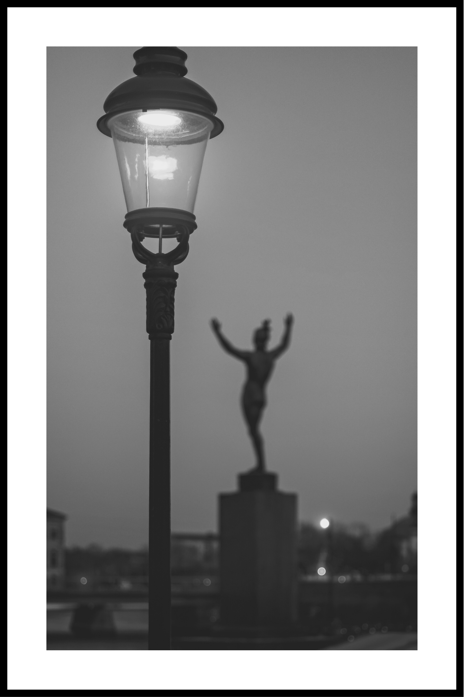 Billede af Lampe i natten plakat - 21x30 cm