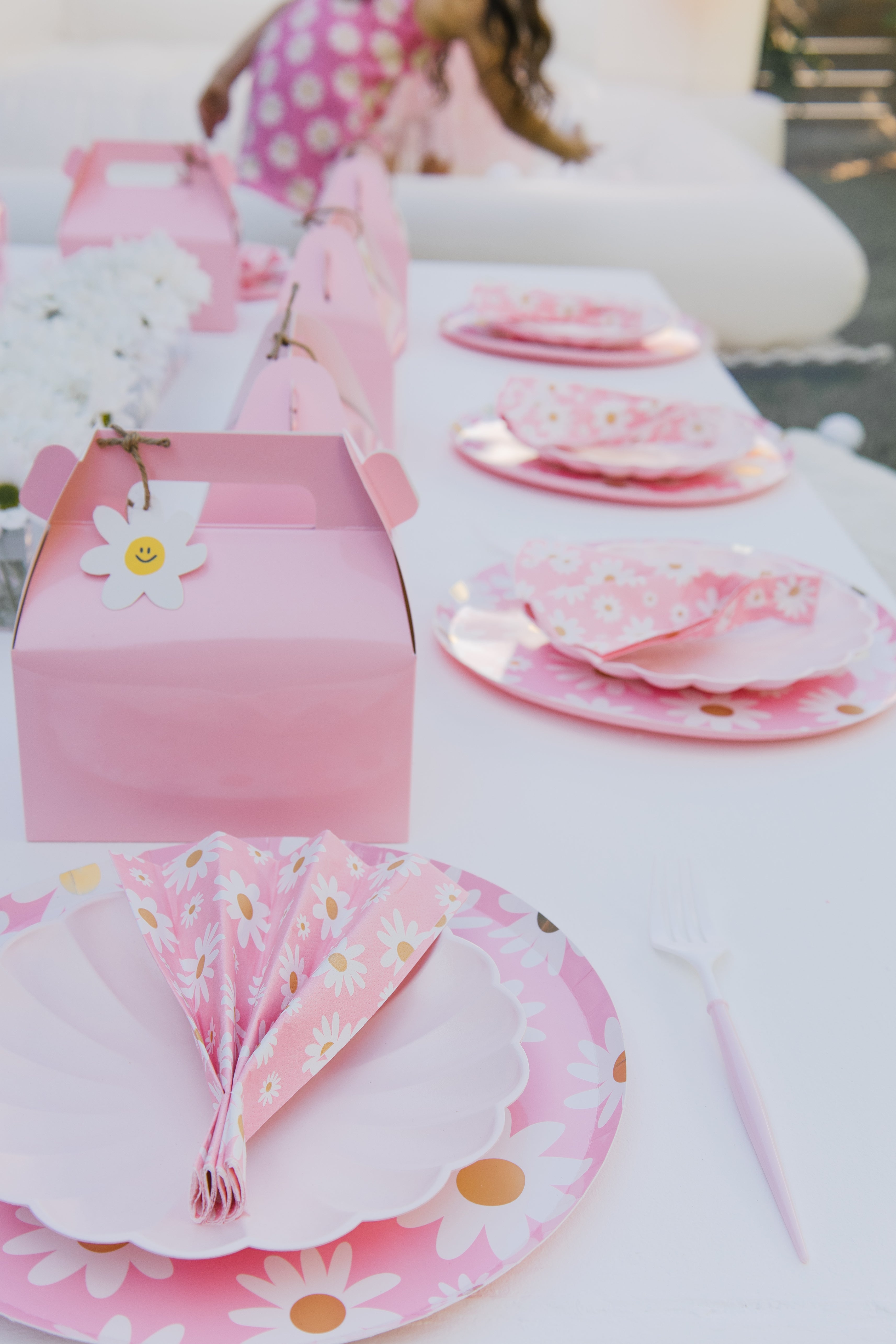 pink favor boxes with daisy flower gift tag