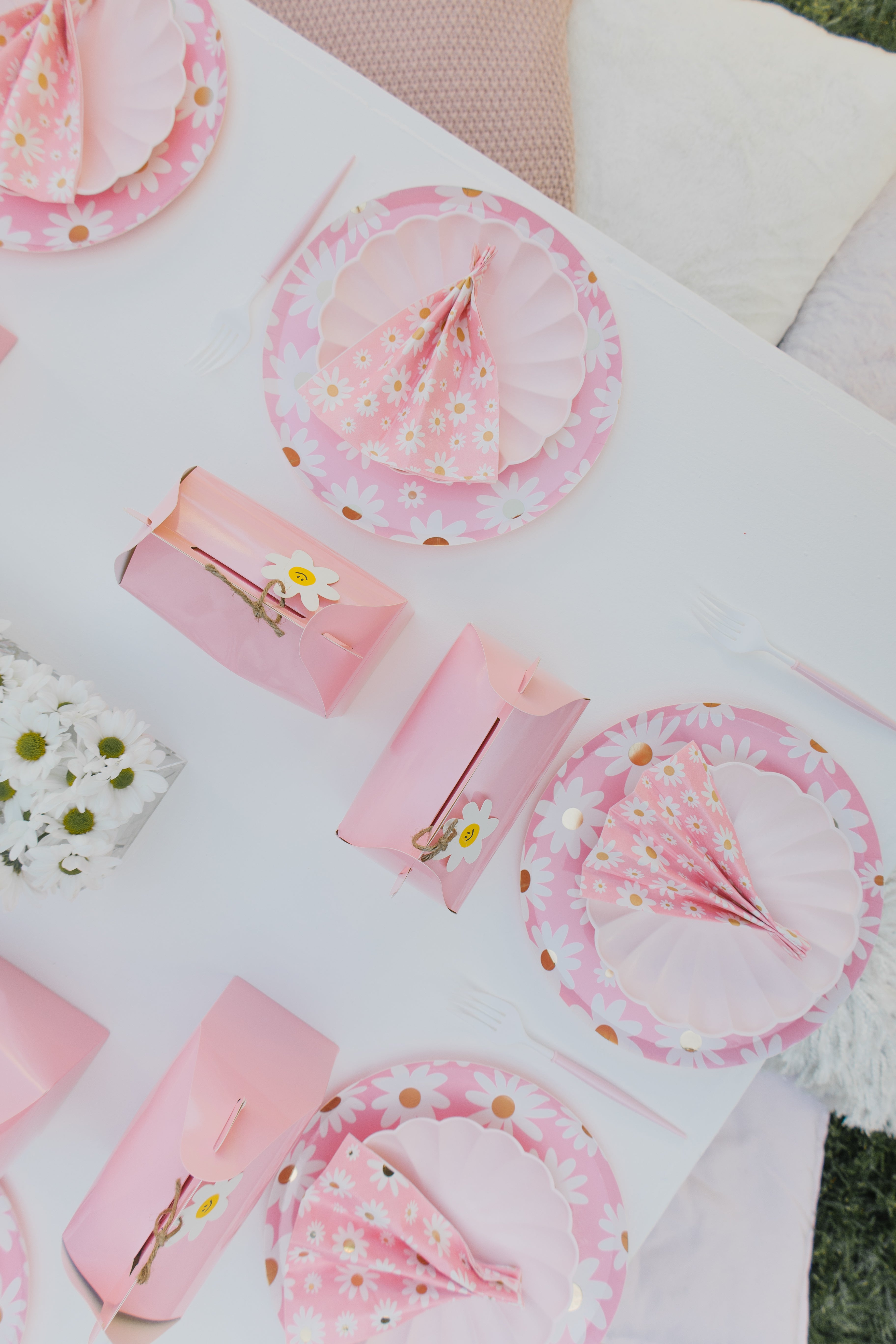 pink daisy party table setting for kids