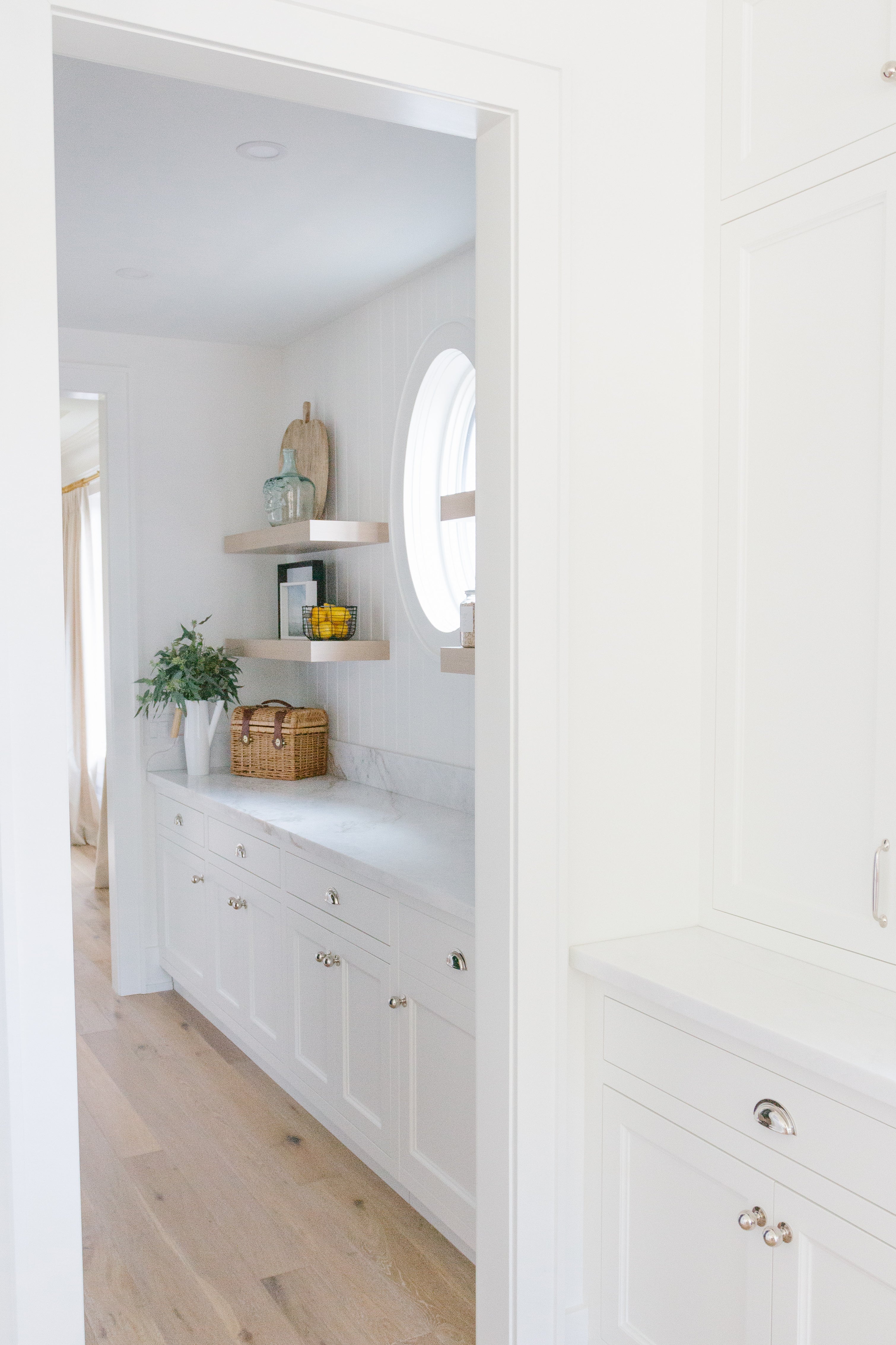WHITE KITCHEN WITH FLOATING