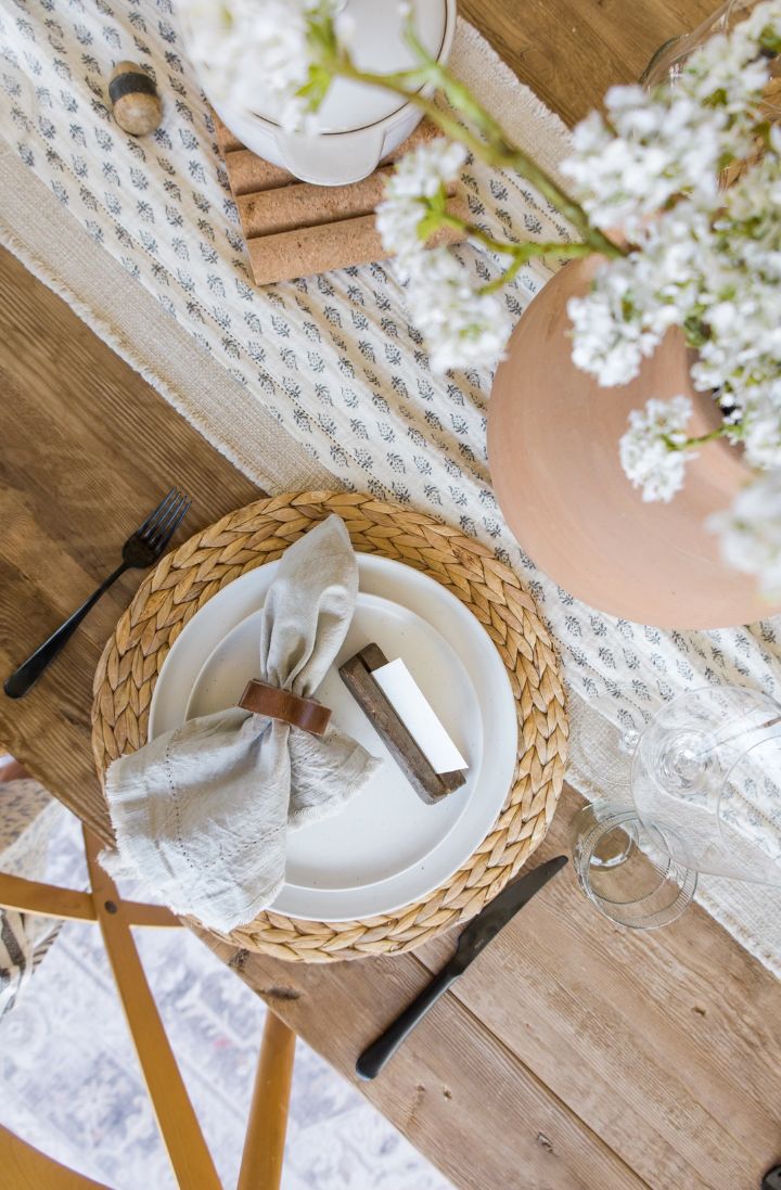 Neutral Easter table