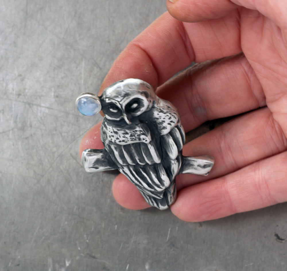 
            
                Load image into Gallery viewer, Owl with moonstone brooch
            
        