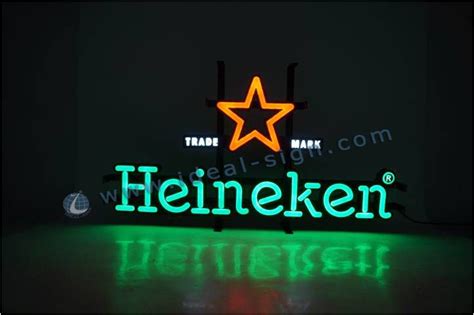 Heineken a conduit un signe de néon pour bar