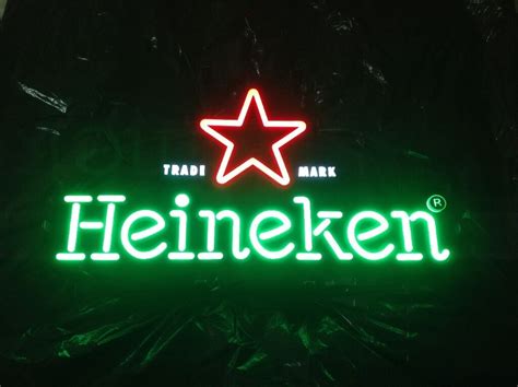 Signe néon heineken avec de la lumière