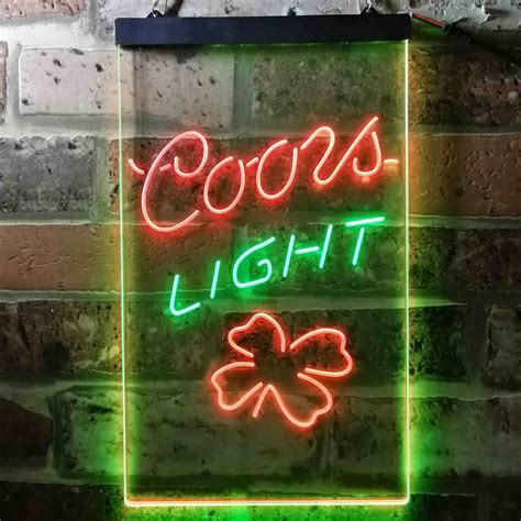 Voir le panneau de bière COORS Light illuminé d'une toute nouvelle manière néons