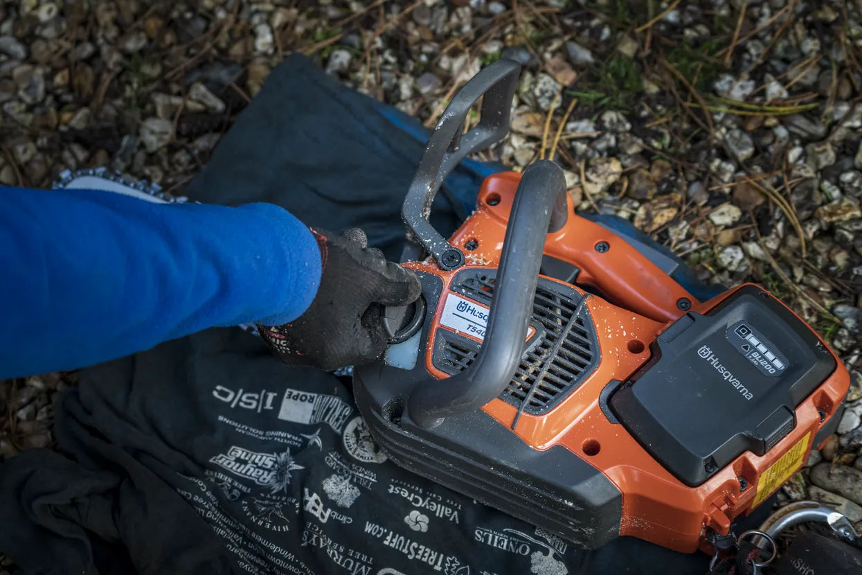 Flip-up tank cap Flip-up fuel tank caps are easy to open and secure firmly, even when wearing thick winter gloves.