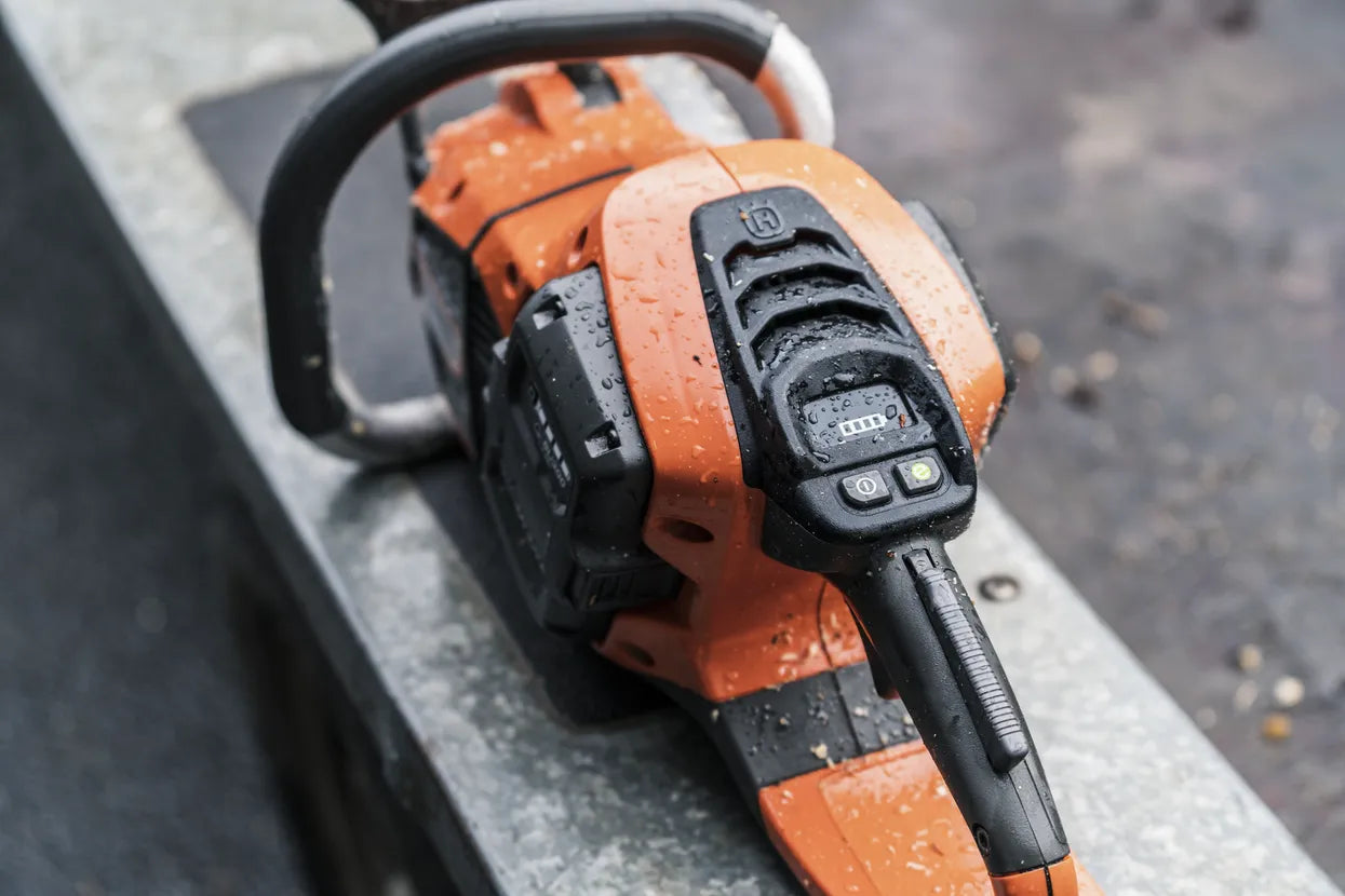 Weatherproof (IPX4) This battery-powered Husqvarna machine fulfils the IPX4 classification for rain resistance. This makes it a long-lasting and reliable tool that can be used all year round in all weather conditions.