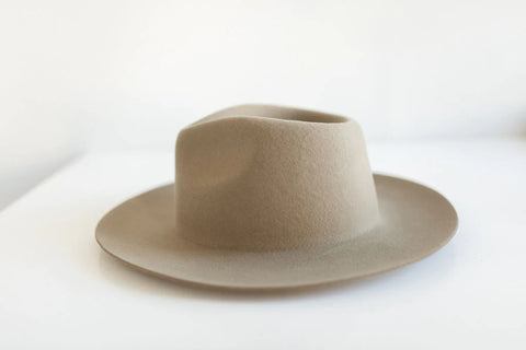 Tan felt men’s dress hat without a decorative band