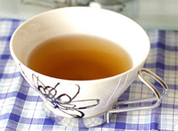 カップに煎れられた温かいコフキサルノコシカケ茶