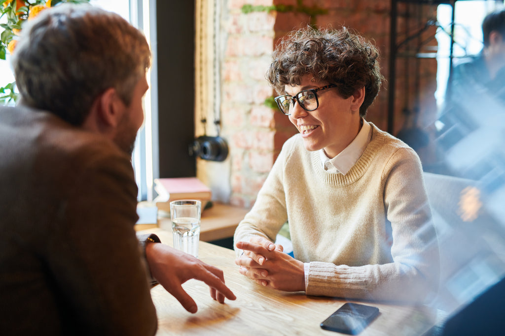 Colleagues talking in a cafe