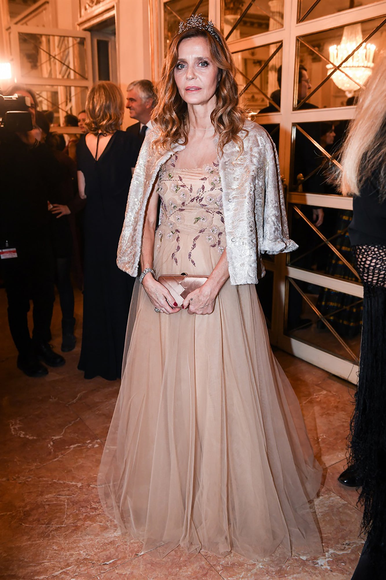 Eliana Miglio during La Scala’s gala season premiere wears a yellow gold, silver and diamonds XIX century Tiara, art déco platinum and diamonds bracelet, and art déco platinum, enamels, pearls and central amethist ring.