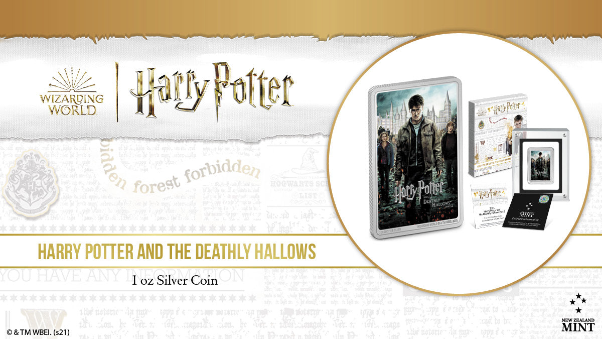 This collectible poster coin features a colour image of Harry as he prepares to face the final showdown, supported by his two friends Ron and Hermione. In the background is a detailed engraving of Hogwarts™ Castle, which catches the light.